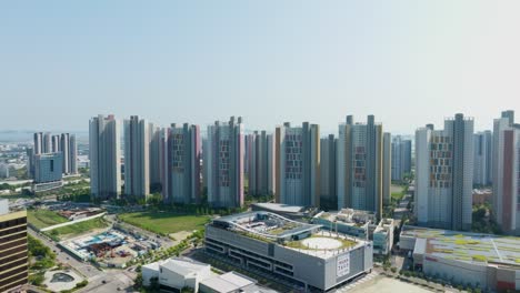 Schwenk-über-Einen-Teil-Von-Incheon,-Südkorea,-Mit-Einer-Reihe-Von-Gebäuden-Im-Hintergrund-Und-Fahrenden-Autos-Im-Vordergrund