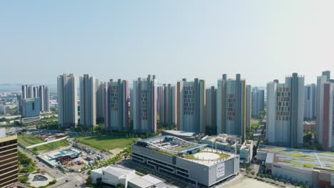 한국 인천 의 한 부분 을 가로질러, 배경 에 한 줄 의 건물 들 과 전면 에 운전 하는 자동차 들