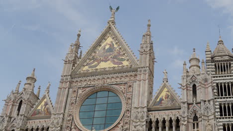 Majestuosa-Fachada-De-La-Catedral-De-Siena-Con-Detalles-Intrincados,-Italia