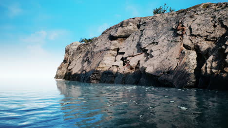 rocas escarpadas en una costa rocosa en la costa oeste del océano pacífico