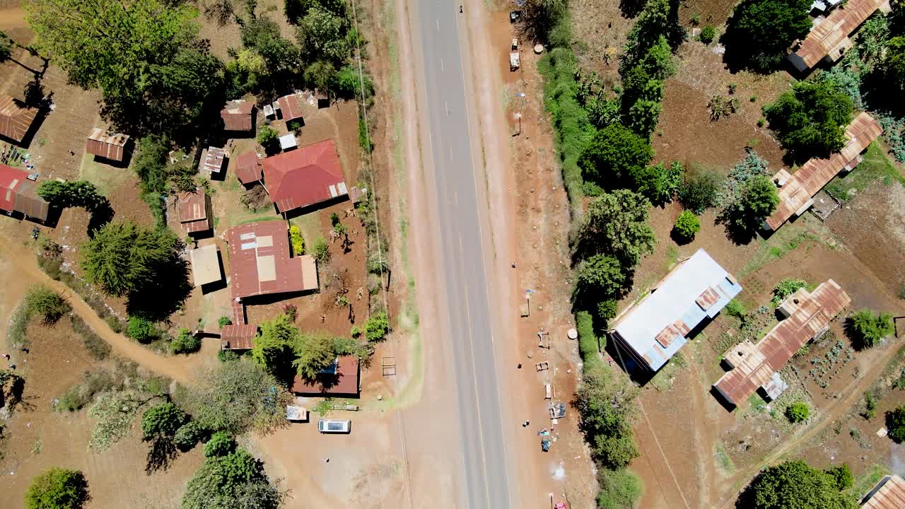 케냐의 시골 마을에서 킬리만자로가 배경입니다.