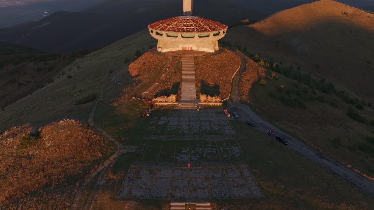 Vista aerea del monumento abbandonato di Buzludzha che risplende all'alba, Bulgaria