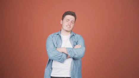 el hombre al que no le gustan las noticias que escucha no las aprueba.