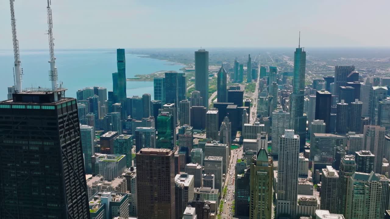 Vista aérea del centro de Chicago, Illinois, con 875 North Michigan Avenue, densos rascacielos y el lago Michigan a lo largo de la icónica orilla de la ciudad en un día despejado.