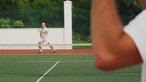 Tennisspieler-Spielen-Einen-Punkt