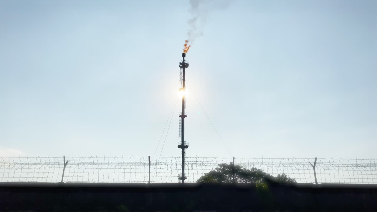 플레어 핏 가스 연소 정제소, 유선 울타리, 정적, 클로즈업, 일