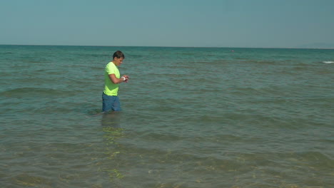 hombre que está entrenando en el agua