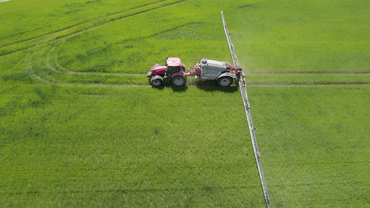 봄에 그린 필드 농업 작업에서 작업하는 산업 분무기의 공중 트럭 샷