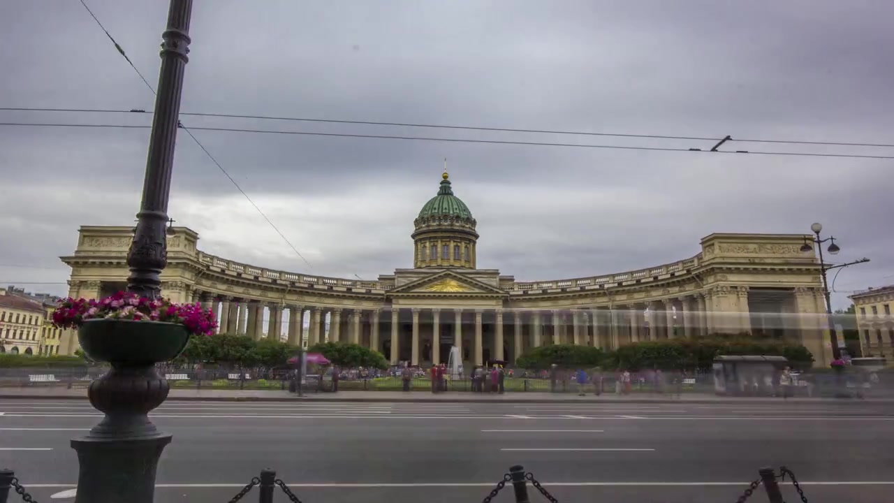 Cathédrale de Kazan ou Kazanskiy Kafedralniy Sobor en timelapse hyperlapse à Saint-Pétersbourg sous un ciel nuageux. Circulation sur l'avenue Nevski.