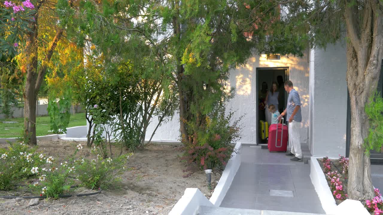 부모와 아이가 할아버지와 할머니의 집을 떠나는 것