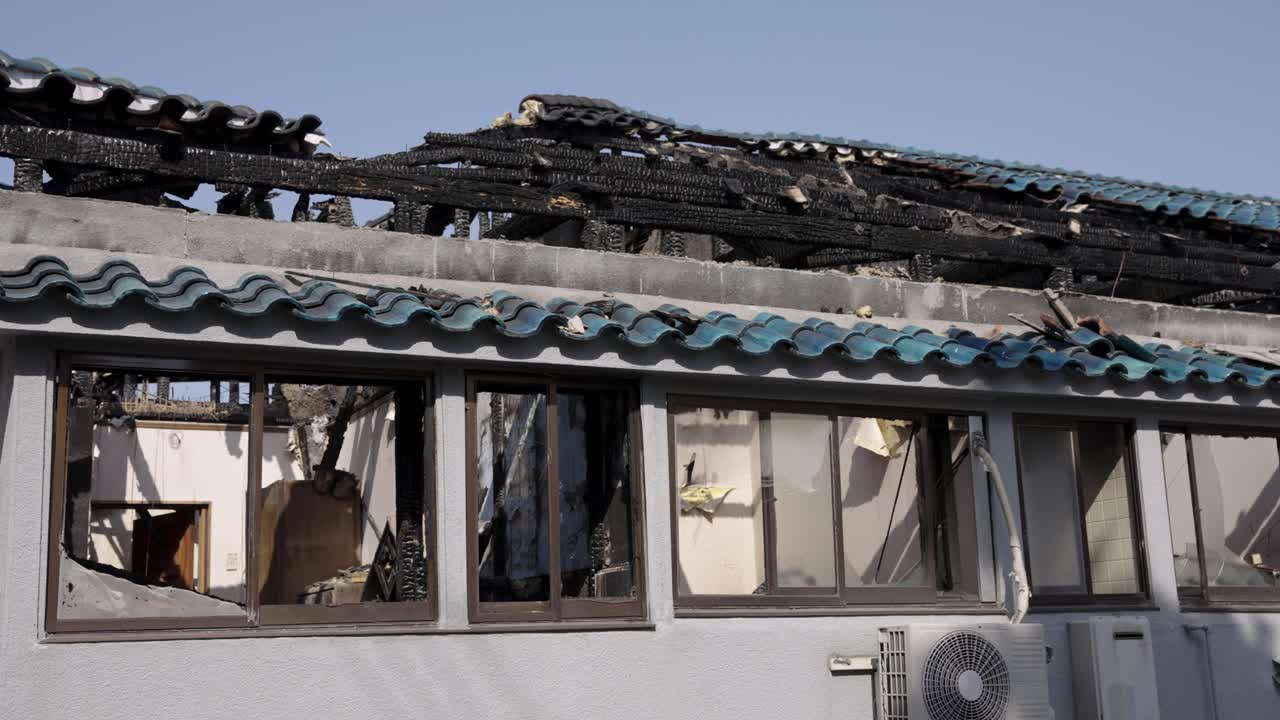 불타버린 일본 집의 유적, 오사카, 일본 4k