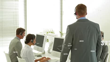 animación de números cambiando sobre personas de negocios que usan auriculares de teléfono