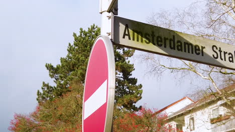 Straßenschild-Mit-Straßenschild-Nicht-Betreten,-Das-Im-Pfosten-Montiert-Ist