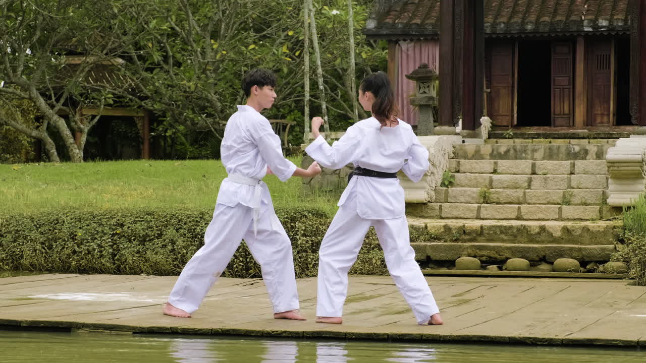 젊은 커플이 교실 밖에서 싸우고 있습니다.