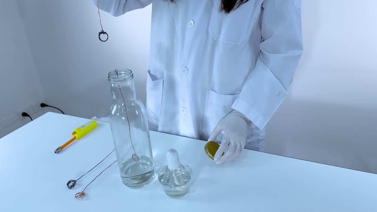 ученый проводит химическую реакцию с светящимся эффектом