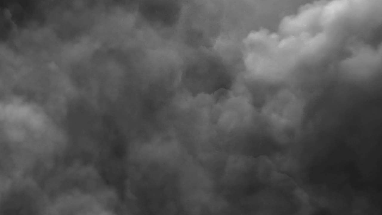 검은 구름 뒤에서 어두운 폭풍을 항해