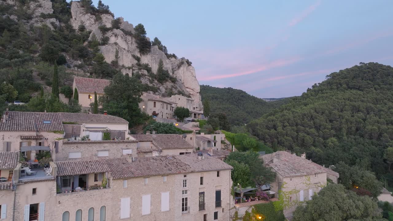 フランス、ヴォクリューズ・プロヴァンスのセギュレ中世の町とブドウ畑のドローン空撮。夕暮れの風景。