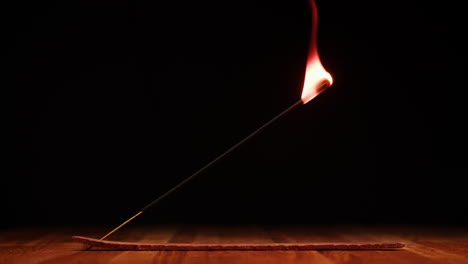palito de incienso en llamas