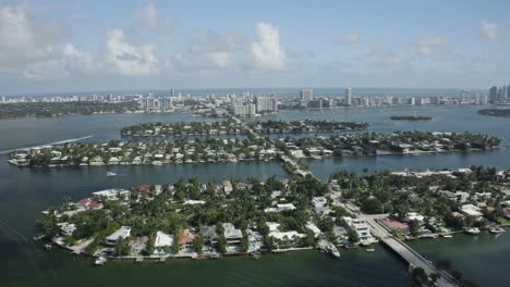 vista panorámica de las islas de lujo de miami y puentes de conexión