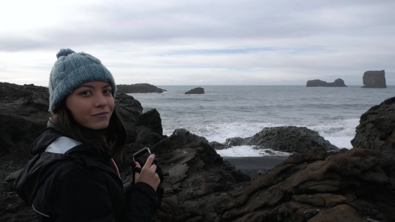 atractiva joven tomando fotos con su teléfono