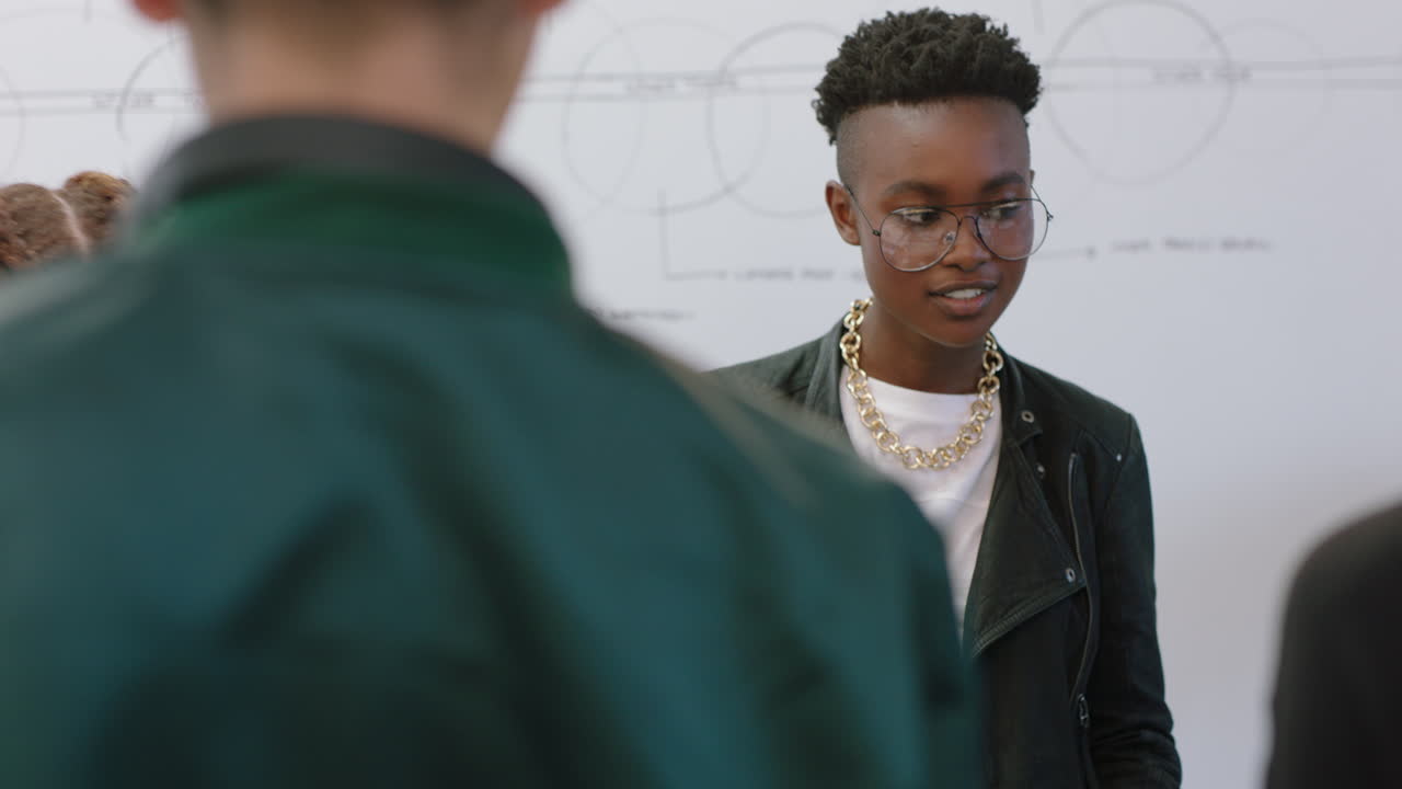 молодые инженеры разрабатывают прототип велосипеда с помощью планшетного компьютера просмотр 3d-дизайна на сенсорном экране устройство мозговой штурм будущее развитие сотрудничество в творческом офисе