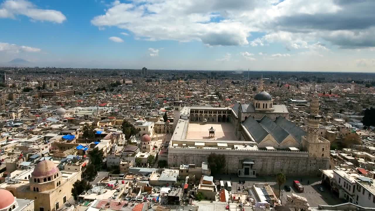 시리아의 우마야드 모스크의 파노라마 뷰: 드론이 다마스쿠스 도시를 지나 종교 모스크로 향하고 있습니다.
