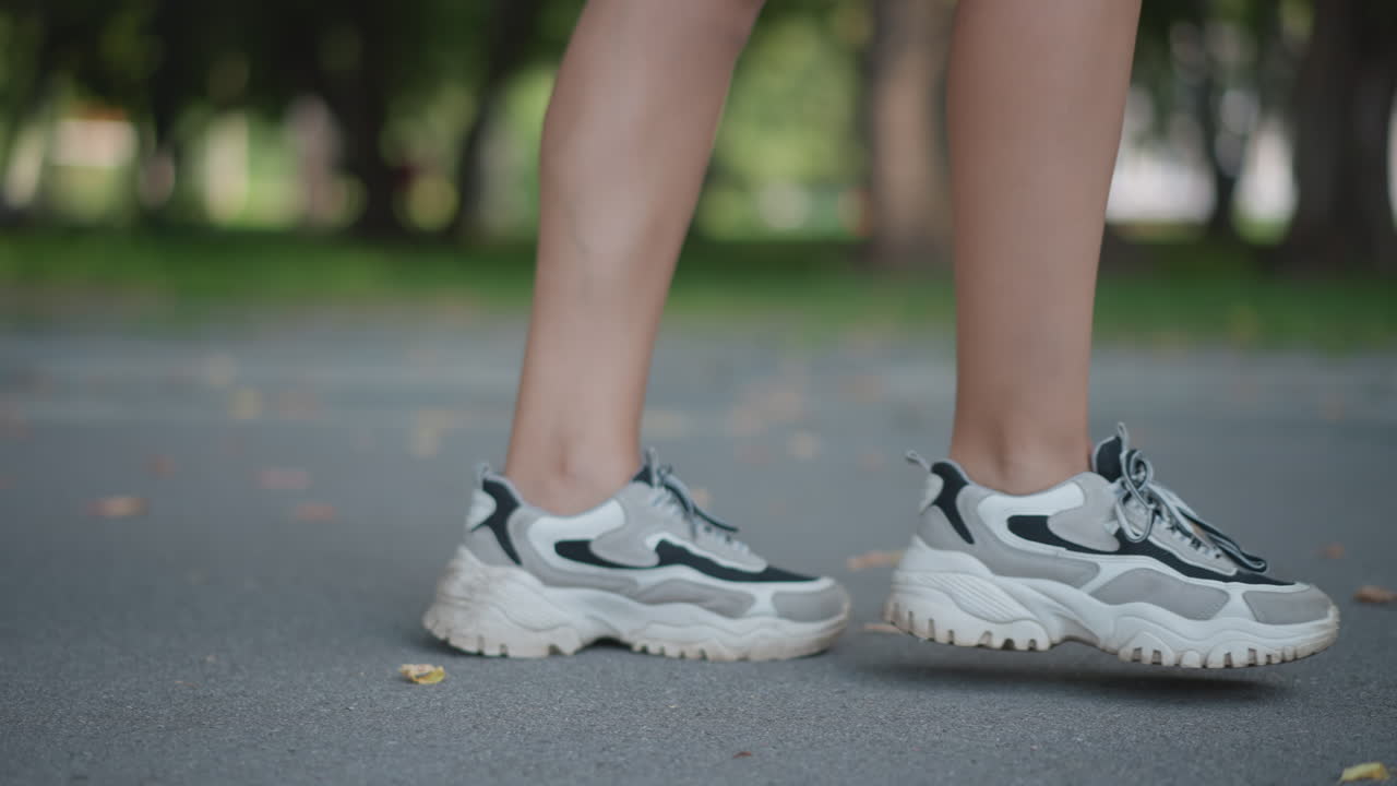 Zapatillas deportivas contemporáneas en parque urbano. Calzado atlético a la moda diseñado para entornos de vida en la ciudad. Zapatillas elegantes hechas para personas activas que recorren el paisaje urbano a diario.