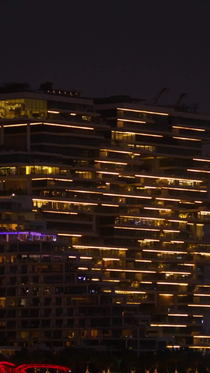 edificio de lujo de gran altura por la noche
