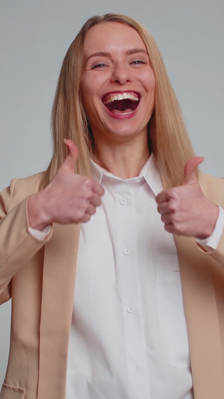 Un'ufficio felice, una donna d'affari che celebra il successo, che vince il jackpot della lotteria, che raggiunge gli obiettivi.