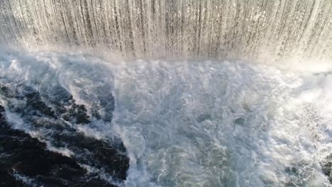 Eine-Luftaufnahme-Eines-Wasserfalls