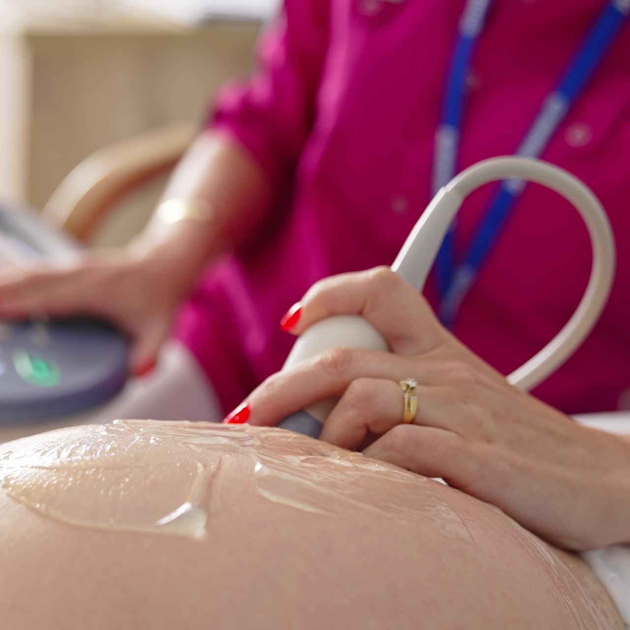 Donna incinta che si sottopone a ecografia in clinica. Esame del feto tramite ultrasuoni. Medico che esegue un'ecografia sull'addome in clinica. Processo di ecografia fetale. Primo piano.