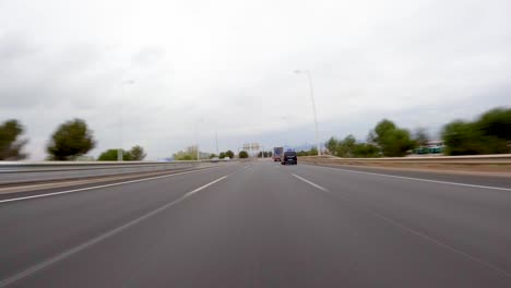 conduciendo un automóvil en la autopista de barcelona en españa, cámara rápida montada en el lapso de tiempo frontal con desenfoque de movimiento