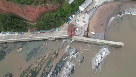 Revelación-Aérea-De-Drones-De-Lea-Mount,-Teignmouth-Hill,-Dawlish-Con-Cabañas-De-Playa-Y-Muelle