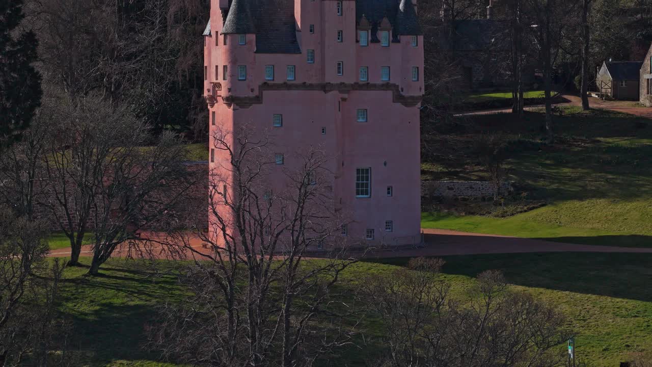 Rosa Craigievar Castle erhebt sich über der schottischen Hochlandlandschaft