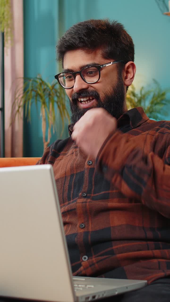 asombrado hombre indio usa computadora portátil recibe buenas noticias mensaje conmocionado por la victoria celebrar la victoria