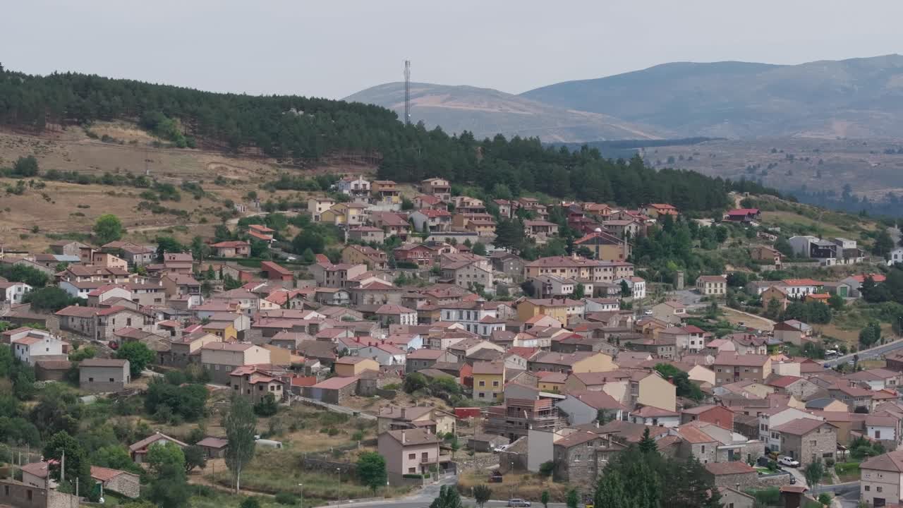 När vi filmar staden Hoyo del Espino i Ávila i 70 mm från dess utkant och skapar en parallaxeffekt i bilden, kan vi uppskatta dess omgivningar med Gredos bergskedja i bakgrunden.