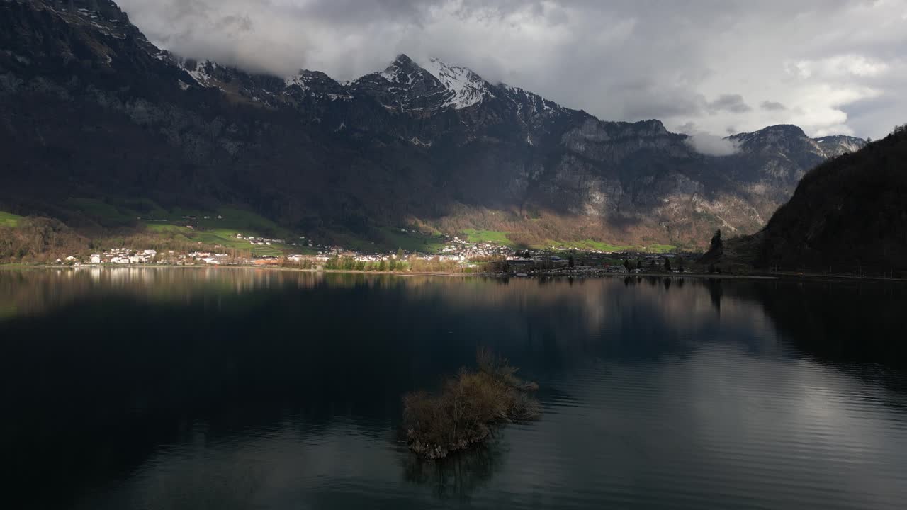 tomada de aviones no tripulados de los alpes en walensee, suiza bajo un día nublado