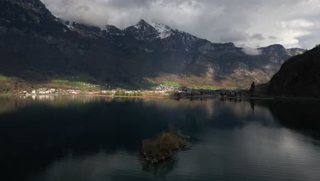 Drohnenaufnahme-Der-Alpen-Im-Walensee,-Schweiz-An-Einem-Bewölkten-Tag