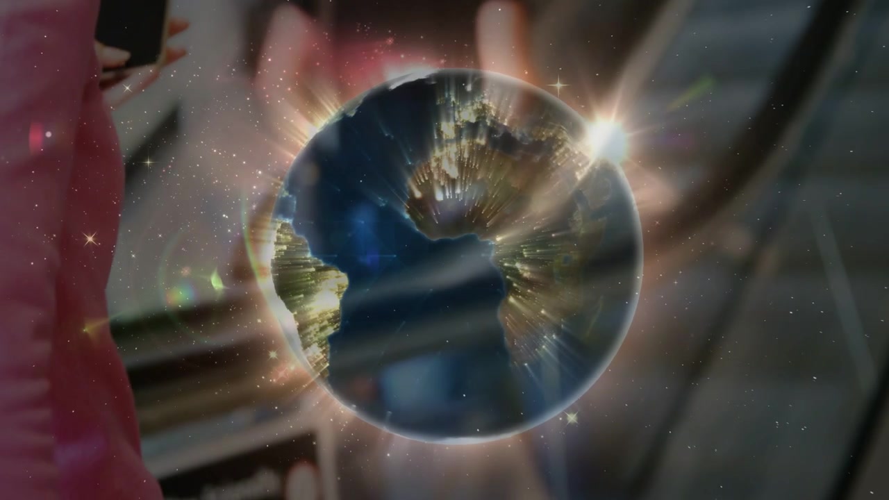 Globo surgindo, mulher de jaqueta rosa inclinando o celular, visualizando globo brilhante na escada rolante, com espaço para texto.