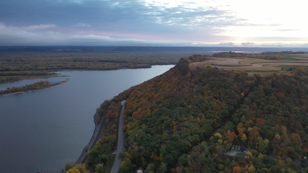 follaje de otoño con vistas al río y la carretera