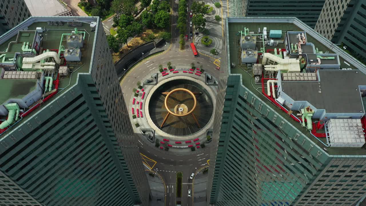 싱가포르 시의 유명한 도심 건물, 교통 광장, 공중 파노라마 4k