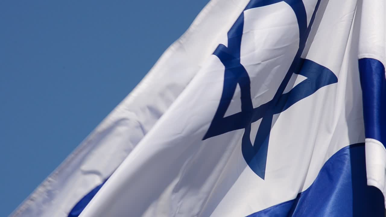 Israels flag mod baggrund af den blå himmel