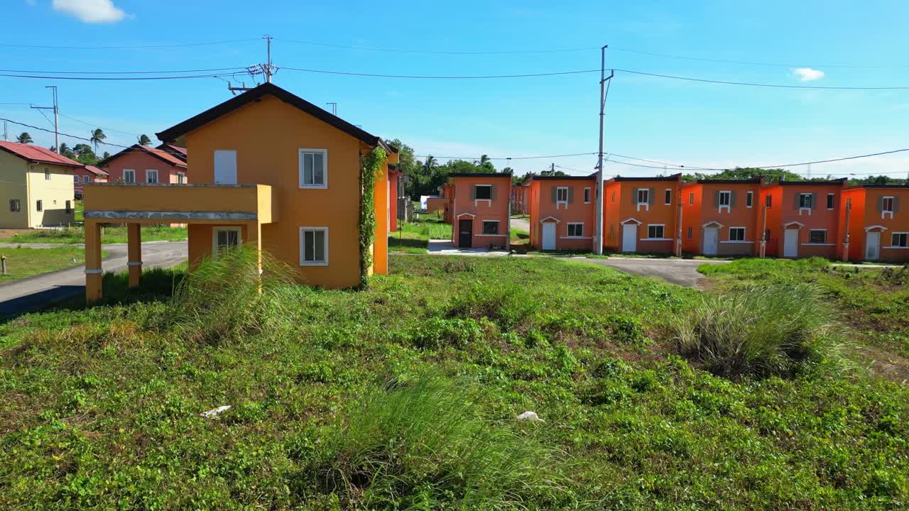 Ripresa con allontanamento che rivela la comunità più ampia di Camella Homes Alfonso Cavite Filippine.