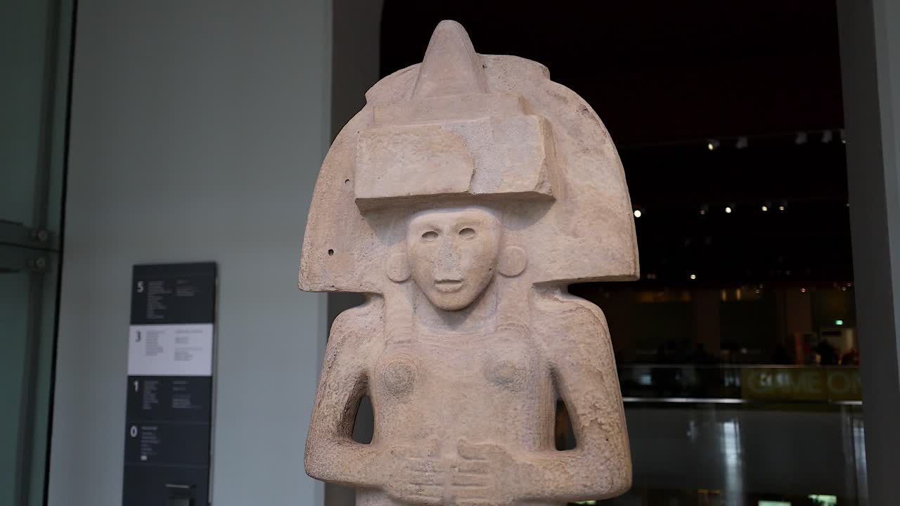 박물관 전시물 에 전시 된 돌 조각상