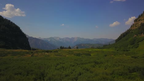 Disparo-De-Drones-Volando-Sobre-Un-Hermoso-Prado-En-Las-Montañas-Wasatch