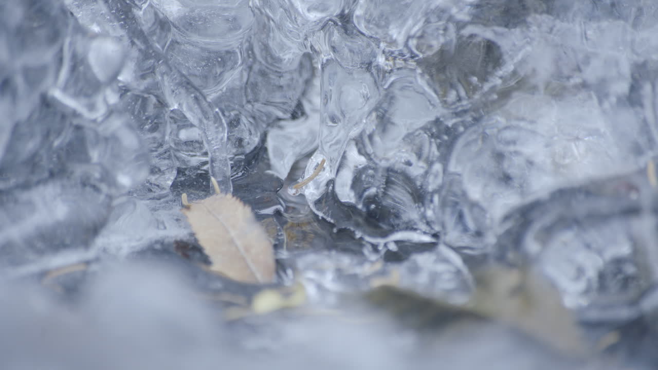얼어붙은 하천 안에서 박동하는 물의 정적 매크로