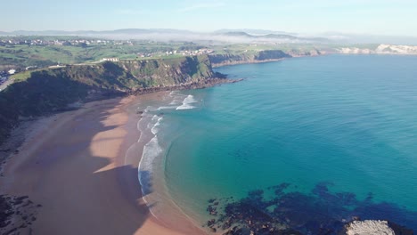 panorámica, vista aérea de la playa de suances en cantabria, españa