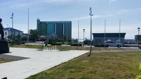 Fischerstatue-Im-Akratorg-Park,-Zentrum-Von-Akranes,-Island