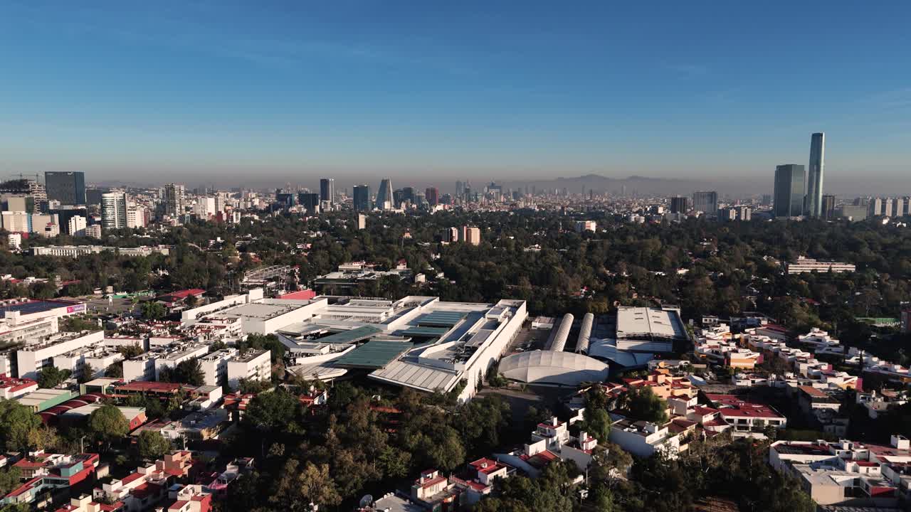 дронный вид койоакана, мехико в туманный солнечный день