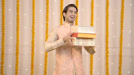 hombre indio con cajas de dulces
